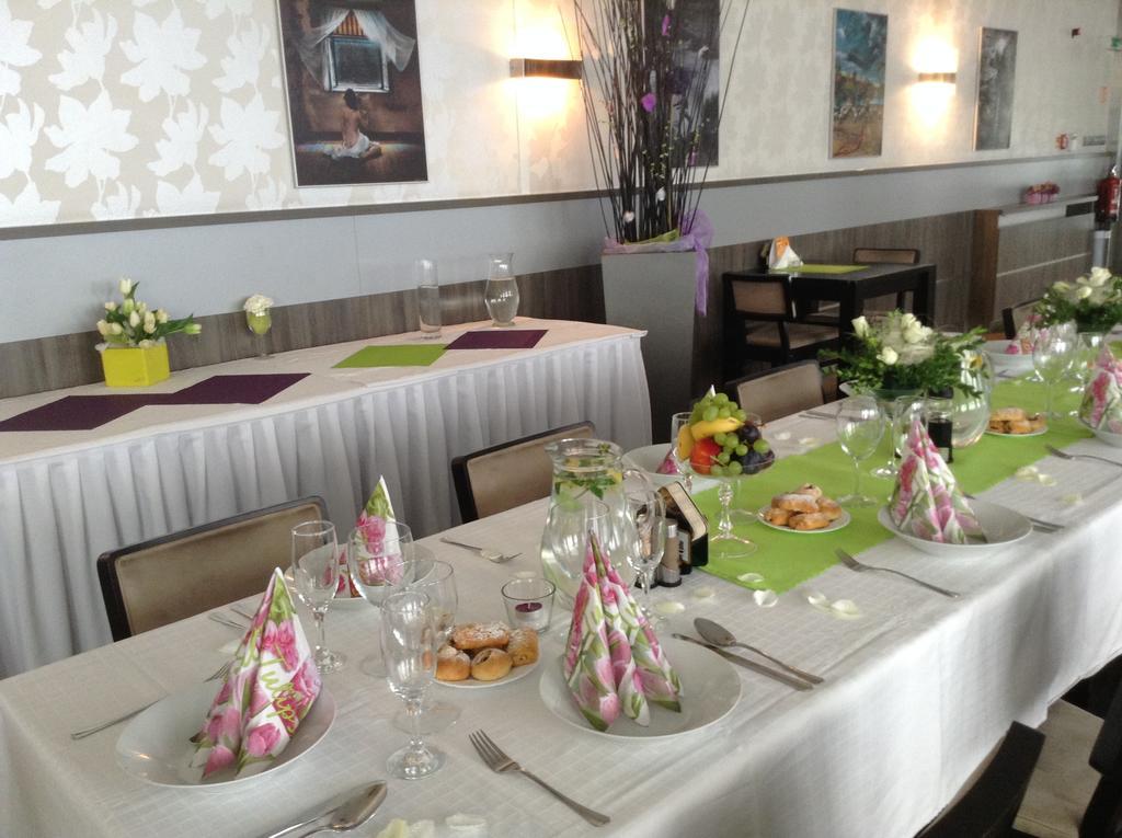 Hotel Monde Uherský Brod Zewnętrze zdjęcie